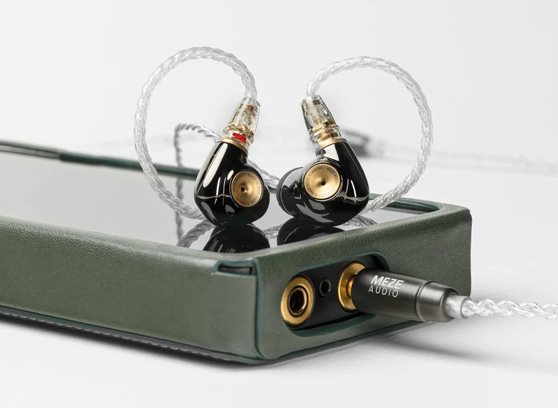 Meze Audio MMCX to 4.4 mm Balanced Silver-Plated Upgrade Cable - cecha 1